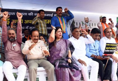 NEW DELHI INDIA 5 Mayıs 2023 Kıdemli BJP liderleri Meenakshi Lekhi Ramvir Singh Bidhuri Harsh Vardhan ve diğerleri Delhi Başbakanı Arvind Kejriwal 'ın 5 Mayıs 2023' te Yeni Delhi 'deki konutunda düzenlenen protesto sırasında BJP Kejriwa' ya saldırıyor.