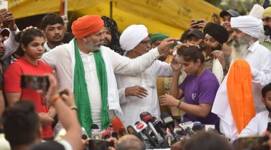 NEW DELHI INDIA MAYIS 7 2023 Bharatiya Kisan Union BKU lideri Rakesh Tikait ve Hap liderlerinin yanı sıra güreşçiler Vinesh Phogat ve Sangita Phogat, Hatice 'deki Güreş Federasyonu' na karşı düzenlenen protesto sırasında basın mensuplarına seslendi.