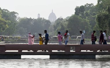 NEW DELHI INDIA Mayıs 7 2023 Sıcak öğleden sonra Kartavya Yolu 'nda 7 Mayıs 2023 Yeni Delhi Hindistan Fotoğrafı: Sanjeev Verma Hindustan Times 