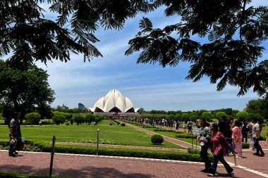 NEW DELHI INDIA 27 Mayıs 2023 Bulutlu gölgeler altında 27 Mayıs 2023 tarihinde Nilüfer Tapınağı 'nı ziyaret eden insanlar Yeni Delhi Hindistan Fotoğraf: Salman Ali Hindustan Times 