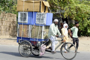 GURUGRAM INDIA 21 Mayıs 2023 Bir adam eski Delhi yolundaki sıcak bir yaz gününde çekçek ile dolu bir çekçek çekiyor 21 Mayıs 2023 'te Gurugram Hindistan' da Parveen Kumar Hindustan Times tarafından çekilmiştir. 