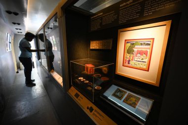 NEW DELHI INDIA 24 Mayıs 2023 İnsanlar Tekerlek Müzesi 'nin içindeki çeşitli eserlerin kopyalarına bakarken görüldü 