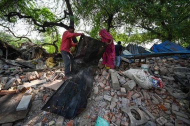 NEW DELHI INDIA 13 Mayıs 2023 MCD yetkilileri ile birlikte değerli eşyalarını çıkardıkları görüldü. Bölge yönetimi 13 Mayıs 2023 'te Sanchit Khanna Hindustan Times tarafından Yeni Delhi' de Dhaula Kuan 'daki yasadışı yapıları yıktı. 