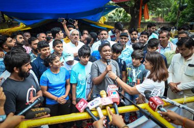 NEW DELHI INDIA MAYIS 3 Mayıs 2023 Bajrang Punia Yerli Güreşçi, Hindistan Güreş Federasyonu Başkanı 'na karşı 3 Mayıs 2023 tarihinde Yeni Delhi In' de düzenlenen protesto sırasında ülkenin çeşitli yerlerinden çocukların desteğini aldı.