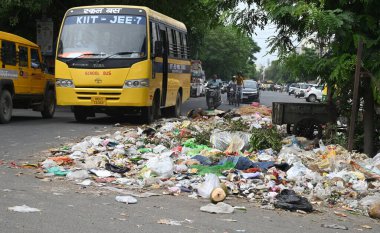 GURUGRAM INDIA MAYIS 25 MAYIS 2023 MCG sağlık görevlileri SD Lisesi yakınlarındaki Khandsa yolunda çöp karıştırdı. Fotoğraf: Parveen Kumar Hindustan Times 