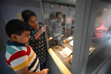 NEW DELHI INDIA 24 Mayıs 2023 İnsanlar Tekerlek Müzesi 'nin içindeki dünya sanat koleksiyonunun kopyalarına bakıyorlar. 