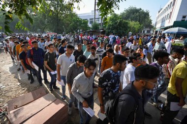 NEW DELHI INDIA MAYIS 21 2023 Öğrenciler kuyrukta bekliyor Ortak Üniversite giriş sınavının ilk yeri için CUET UG Mohan Estate 'teki bir muayene merkezinde 21 Mayıs 2023' te Yeni Delhi 'de UG 2023