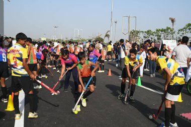 GURUGRAM INDIA 21 Mayıs 2023 Raahgiri Günü 'nde çocuklar spor faaliyetlerine katılıyor. Gurugram Gurugram polisi ve Raahgiri vakfı tarafından 21 Mayıs 2023' te Hindistan 'daki Gurugram okulunun 79. bölgesinde düzenlendi. 