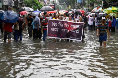 KOLKATA, INDIA - 24 AUGust: Hindistan Öğrenci Federasyonu (SFI), Hindistan Demokratik Gençlik Federasyonu (DYFI) RG Kar Mediç 'in stajyer doktoruna tecavüz ve cinayet iddialarıyla College Street' ten yağan yağmurda 'Lalbazar March' a katıldı