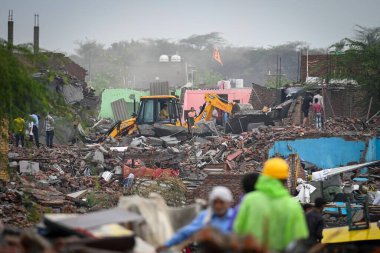 NEW DELHI INDIA MAYIS 12023 ASI ve bölge yönetimi 1 Mayıs 2023 'te Sanchit Khanna Hindustan Times tarafından Yeni Delhi Hindistan' da Tughlaqabad Kalesi yakınlarındaki yasadışı binaları yıktılar. 