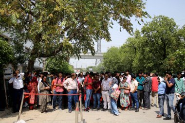 NEW DELHI INDIA MAYIS 21 2023 Öğrenciler Yeni Delhi 'de 21 Mayıs 2023' te Sarita Vihar Mohan Konutları 'ndaki bir muayene merkezinde Ortak Üniversite Giriş Sınavı' nın ilk bölümüne katılmak için gelirler. 