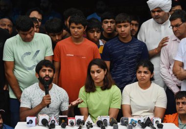 NEW DELHI INDIA 2 Mayıs 2023 Protesto güreşçileri Bajrang Punia Vinesh Phogat ve Sakshi Malik 2 Mayıs 2023 tarihinde Yeni Delhi 'de Jantar Mantar' da basın mensuplarına seslendi.