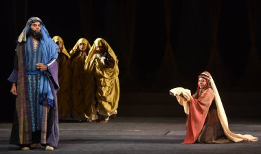 NEW DELHI INDIA APRIL 26 2023 Sanatçılar Ulusal Drama Okulu tarafından sunulan Leyla Majnu oyununda Ram Gopal Bajaj Eş Yönetmeni ve Rajesh Singh tarafından seslendirilen NSD konferans salonunda Shabbir Irshad Usmani 