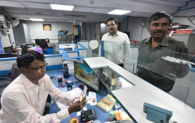 NEW DELHI INDIA 23 Mayıs 2023 Bir adam Punjab 'da 2000 Rupi ve sind banknotları değiştirerek CP 23 Mayıs 2023 tarihinde Yeni Delhi Hindistan' da Rezerv Bankası piyasadan ve mevcut notlardan 2000 Rupi çekildiğini duyurdu