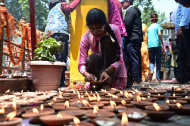 SRINAGAR INDIA 28 Mayıs 2023 Bir Kaşmiri pandit bir Hindu dini festivali için hafif toprak lambaları adadı Tullamulla Ganderbal 'deki Kheer Bhawani tapınağında 28 Mayıs 2023 tarihinde Srinagar Hindistan Fotoğrafı Waseem Andrabi Hindustan Times 