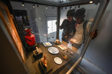 NEW DELHI INDIA 24 Mayıs 2023 İnsanlar Tekerlek Müzesi 'nin içindeki dünya sanat koleksiyonunun kopyalarına bakıyorlar. 