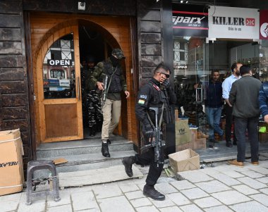 SRINAGAR INDIA Mayıs 18 2023 Ulusal Güvenlik Muhafız NSG Komandoları ve paramiliter kuvvetleri 18 Mayıs 2023 tarihinde Srinagar Hindistan 'da G20 ülkelerinden delegelerin G20 çalışma grubu toplantısı öncesinde takviye ediliyor.