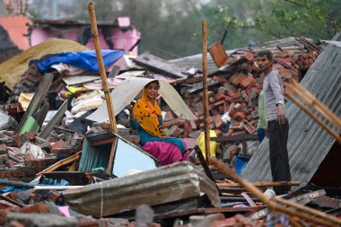 YENİ DELHI INDIA MAYIS 12023 YÖNETİ Yıkılmış yapılardan değerli eşyalarını çıkarırken, YASI ve bölge yönetiminin Tughlaqabad Kalesi yakınlarındaki yasadışı yapıları yıkmak için 1 Mayıs 2023 tarihinde Yeni Delhi Ind 'de yürüttüğü görülüyor.