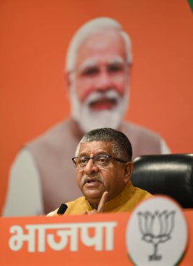 NEW DELHI INDIA MAYIS 26 Mayıs 2023 Kıdemli BJP Lideri Ravi Shankar Prasad, 26 Mayıs 2023 tarihinde Yeni Delhi Hindistan 'da DDU Marg' daki BJP genel merkezinde basın personeline hitap etti. 