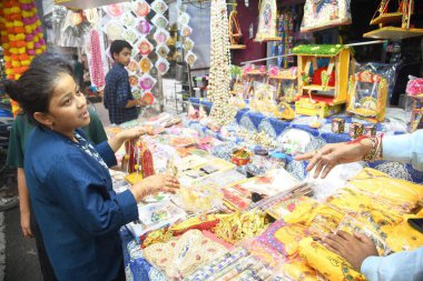 PATNA, INDIA - 24 Ağustos 2024 'te Hindistan' ın Patna kentinde Shri Krishna Janmashtami festivali öncesinde puja ürünleri satın alan kızlar. Fotoğraf: Santosh Kumar / Hindustan Times 
