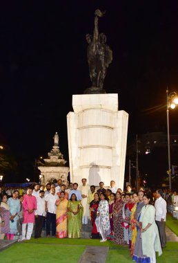 MUMBAI INDIA MAYIS 12023 Eski Maharashtra CM Uddhav Thackeray ve Shivsena UBT milletvekili Aaditya Thackeray ve diğerleri Hutatma Chowk Kalesi 'ndeki Samyukta Maharashtra Hareketi sırasında hayatlarını feda edenlere taziyelerini sundular.