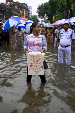 KOLKATA, INDIA - 24 AUGust: Hindistan Öğrenci Federasyonu (SFI), Hindistan Demokratik Gençlik Federasyonu (DYFI) RG Kar Mediç 'in stajyer doktoruna tecavüz ve cinayet iddialarıyla College Street' ten yağan yağmurda 'Lalbazar March' a katıldı