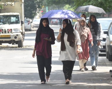 NEW DELHI INDIA MAYIS 14 Mayıs 2023 Connaught Place in Hot Weather 14 Mayıs 2023, Yeni Delhi Hindistan Fotoğrafı: Sonu Mehta Hindustan Times 