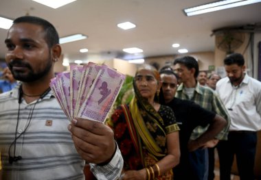 NOIDA INDIA 23 Mayıs 2023 Rs 2000 'i yatırmak için kuyruğa giren insanlar 23 Mayıs 2023 tarihinde Noida Hindistan' da 2. Sektör 'deki SBI Bank' a Salı gününden itibaren değiş tokuş veya mevduat süreci başlatılacak mı? RBI 'ın şu anki de akışına 2 bin para birimi kolaylaşacak.