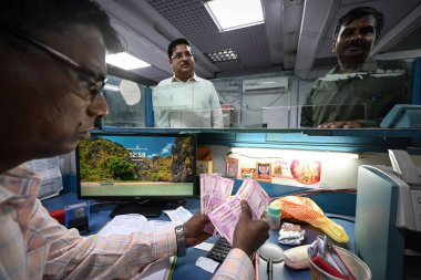 NEW DELHI INDIA 23 Mayıs 2023 Rs RBI tiraj ve döviz penceresinden 2000 Rupi çekildiğini duyurduktan sonra bir kasiyer Yeni Delhi 'de 23 Mayıs 2023 tarihinde Sa