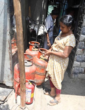 MUMBAI INDIA 15 Mayıs 2023 'te, 2' si reşit olmayan altı kişi, 15 Mayıs 2023 'te Hindistan' da, Koliwada Khar West 'teki bir iskan binasının odalarından birinde meydana gelen gaz sızıntısı sonucu ciddi yanmalara maruz kaldı. 