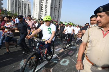 GURUGRAM INDIA MAYIS 21 2023 Manohar Lal Khattar Genel Sekreteri, Bölge İdaresi Gurugram polisi ve Raahgiri vakfı tarafından düzenlenen Raahgiri gününde Olimpus Dağı Okulu yakınlarındaki 79.