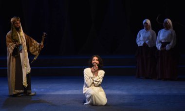 NEW DELHI INDIA APRIL 26 2023 Sanatçılar Ulusal Drama Okulu tarafından sunulan Ulusal Tiyatro Oyununda Ram Gopal Bajaj Eş Yönetmeni ve Rajesh Singh tarafından seslendirilen Shabbir Irshad Usmani NSD konferans salonunda