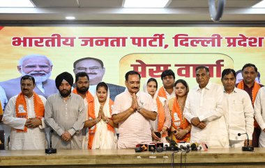 NEW DELHI INDIA 25 AUGust 2024 Aam Aadmi Partisi AAP meclis üyeleri Ram Chandra Pawan Sehrawat, Manju Nirmal, Sughandha Bidhuri ve Mamta Pawan, Delhi BJP partisi genel başkanı Virendra Sachdeva ve liderleri Ramvir S