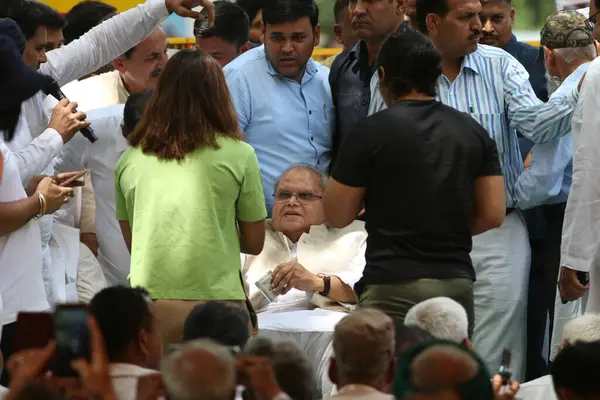 NEW DELHI INDIA 15 Mayıs 2023 Eski Vali Satyapal Malik ve Hintli güreşçiler Sakshi Malik Vinesh Phogat 15 Mayıs 2023 tarihinde Jantar Mantar 'da WFI şefi Brij Bhushan Singh' e karşı devam eden protesto sırasında Salman A