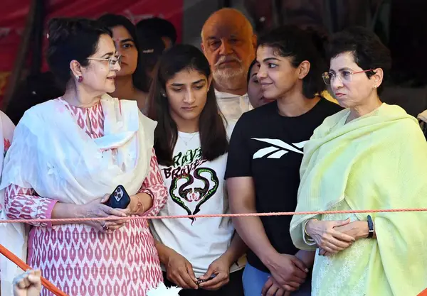 stock image NEW DELHI INDIA MAY 5 2023 Senior Congress leaders Kumari Selja and Kiran Choudhry with Wrestlers Sangita Phogat and Sakshi Malik during their protest against the Wrestling Federation of India presidentBrij Bhushan Sharan at Jantar Mantar on May 5 20