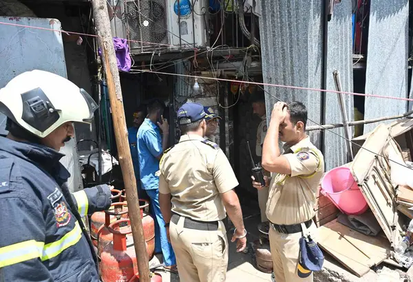 MUMBAI INDIA 15 Mayıs 2023 'te, 2' si reşit olmayan altı kişi, 15 Mayıs 2023 'te Hindistan' da, Koliwada Khar West 'teki bir iskan binasının odalarından birinde meydana gelen gaz sızıntısı sonucu ciddi yanmalara maruz kaldı. 
