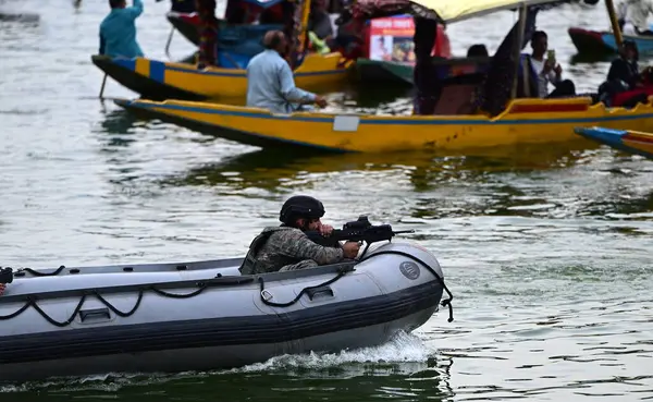 SRINAGAR INDIA 17 Mayıs 2023 Deniz Komandoları MARCOS devriyesi 17 Mayıs 2023 tarihinde Srinagar Hindistan 'da yapılacak G20 toplantısı öncesinde Waseem Andrabi Hindustan Times 