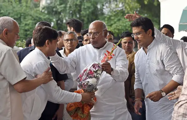 NEW DELHI INDIA 14 Mayıs 2023 Kongre Başkanı Mallikarjun Kharge, 14 Mayıs 2023 'te Yeni Delhi' deki evine gelişiyle karşılandı. Fotoğraf: Sanjeev Verma Hindustan Times 