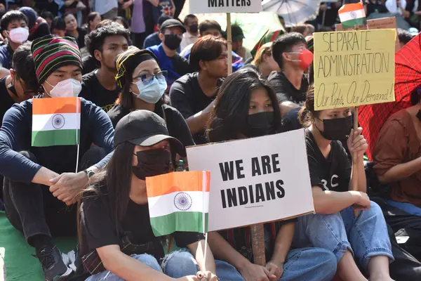 YENİ DELHI INDIA MAYIS 31 2023 Manipuri Kuki Zo kadınları, Meitei ve Kuki Zomi halkı arasında devam eden çatışmalarda 31 Mayıs 2023 tarihinde Yeni Delhi Hindistan 'da Jantar Mantar' da bir gösteri düzenledi.