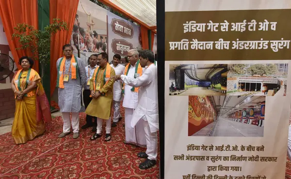 NEW DELHI INDIA 18 Mayıs 2023 BJP Genel Sekreteri BL Santhosh BJP Ulusal Sekreteri Alka gurjar BJP Ulusal Başkan Yardımcısı Baijayant Jay Panda ve Cumhurbaşkanı Virendra Sachdeva 'nın Delhi Muhalefet Lideri Ramvir Singh Bidhuri E