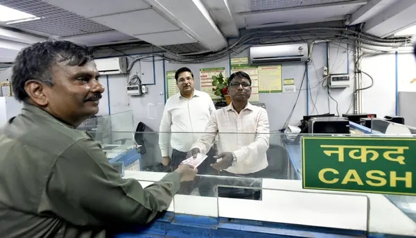 NEW DELHI INDIA 23 Mayıs 2023 Bir adam Punjab 'da 2000 Rupi ve sind banknotları değiştirerek CP 23 Mayıs 2023 tarihinde Yeni Delhi Hindistan' da Rezerv Bankası piyasadan ve mevcut notlardan 2000 Rupi çekildiğini duyurdu