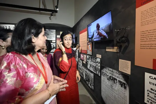 NEW DELHI INDIA 18 Mayıs 2023 Delhi Eğitim ve Turizm Bakanı Atishi Singh, Ambedkar Üniversitesi Kaşmir Kapısı Kampüsü 'ndeki Dara Shikoh Kütüphanesi' ndeki Bölünme Müzesi ve Kültür Merkezinin açılışını 18 Mayıs 2023 'te Sanjeev' in Sanjeev Fotoğrafı: 