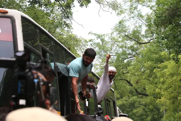 stock image NEW DELHI INDIA MAY 28 2023 Security Personnel detained Supporters of Wrestlers during Wrestlers Sakshi Malik Vinesh Phogat Bajrang Punia along with supporters lead the protest march from Jantar Mantar towards New Parliament for the Mahila Panchayat 