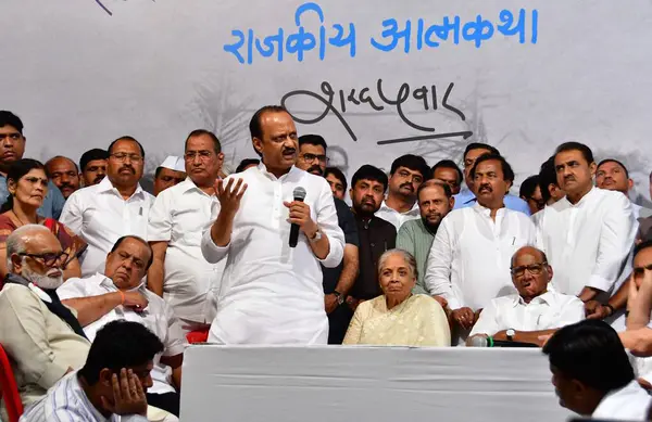 stock image MUMBAI INDIA MAY 2 2023 Nationalist Congress Party NCP chief Sharad Pawar with his wife at the launch of the second part of his autobiography Lok Majhe Sangati Political Autobiography made the announcement of his retirement at Y B Chavan Centre Narim