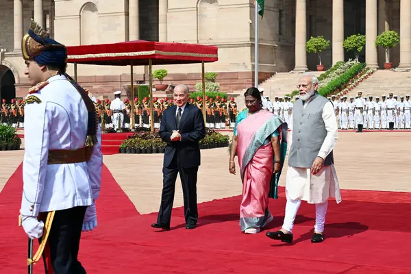 stock image NEW DELHI INDIA MAY 30 2023 President Droupadi Murmu and Prime Minister Narendra Modi with King Norodom Sihamoni of Cambodia during his ceremonial welcome at the forecourt of Rashtrapati Bhavan on May 30 2023 in New Delhi India Photo by Ajay Aggarwal