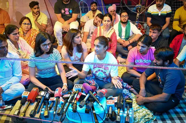 stock image NEW DELHI INDIA MAY 4 2023 Indian Wrestlers Vinesh Phogat Sangeeta Phogat Sakshi Malik Bajrang Punia along with DCW Chief Swati Maliwal addresses a Press Conference at Jantar Mantar on May 4 2023 in New Delhi India Speaking to the media the grapplers