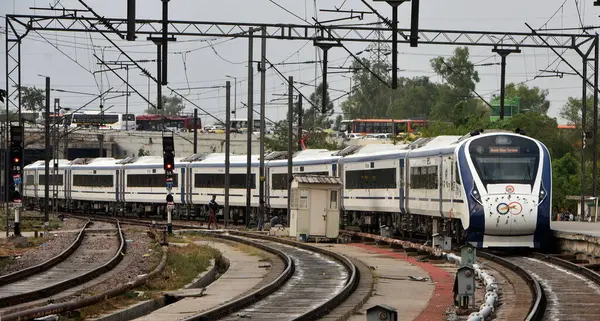 stock image NEW DELHI INDIA MAY 25 2023 New Vande Bharat Express train at Anand Vihar Railway Station after Prime Minister Narendra Modi virtually flags off Uttarakhand s first semi high speed Vande Bharat Express train connecting Dehradun with the national capi