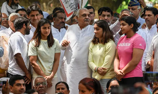 NEW DELHI INDIA 13 Mayıs 2023 Haryana Bhupinder Singh Hooda eski başkanı ve güreşçiler Vinesh Phogat Sakshi Malik Sangeeta Phogat Bajrang Punia 13 Mayıs 'ta Jantar Mantar' da düzenlenen protesto sırasında