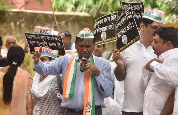 Hindistan Güreş Federasyonu WFI çiftçi şefi Brij Bhushan Sharan Singh 'i protesto eden güreşçiler 16 Mayıs 2023' te Yeni Delhi 'de Jantar Mantar' da Güreş Lideri Udit Raj 'a seslendi.