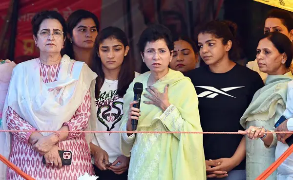 stock image NEW DELHI INDIA MAY 5 2023 Senior Congress leaders Kumari Selja and Kiran Choudhry with Wrestlers Sangita Phogat and Sakshi Malik during their protest against the Wrestling Federation of India presidentBrij Bhushan Sharan at Jantar Mantar on May 5 20